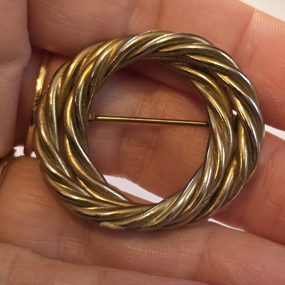 Vintage brooch open circle gold tone metal pin twist rope double - Picture 3 of 6